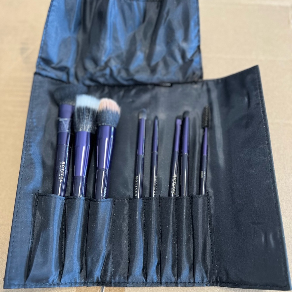 EUC Motives Cosmetics Professional Makeup Brush Set